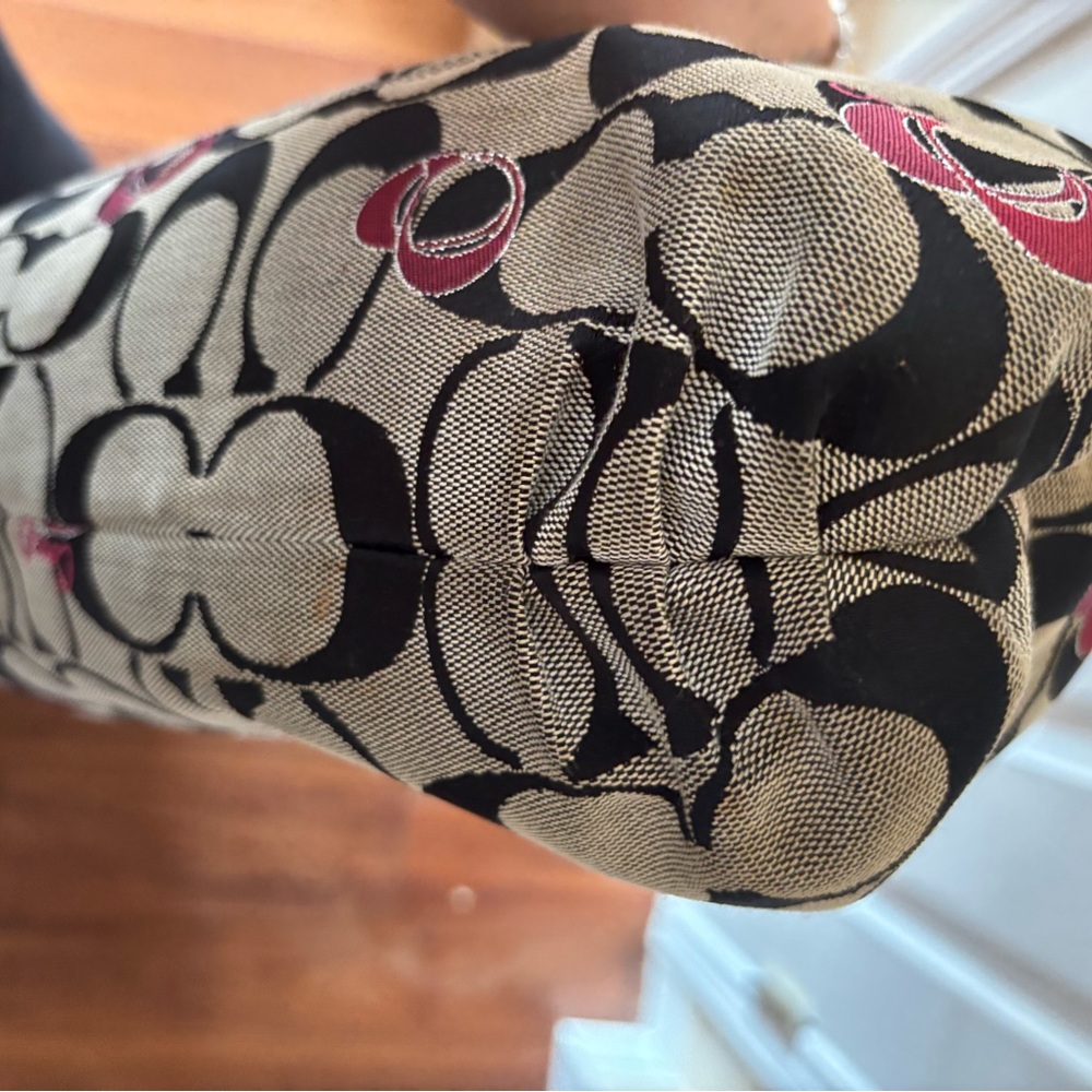 Coach Poppy G1120-18711 Signature Hearts Metallic Silver/Red  Glam Tote GUC - Picture 9 of 15